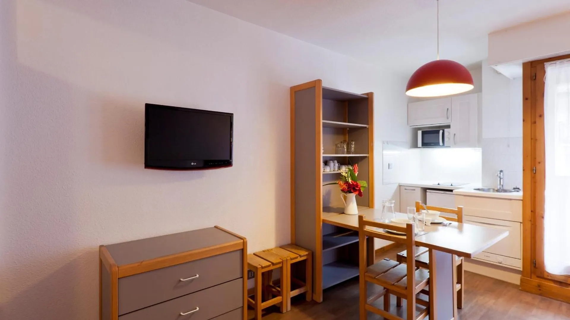Studio Avec Balcon Sud Et Wifi Au Centre De Brides-Les-Bains, Proche Thermes Et Telecabine - Fr-1-512-54 Apartment
